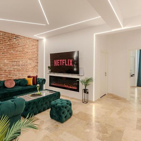 Luxury Living: Smart 2Br Apartment At Unirii Square Bucharest Exterior photo
