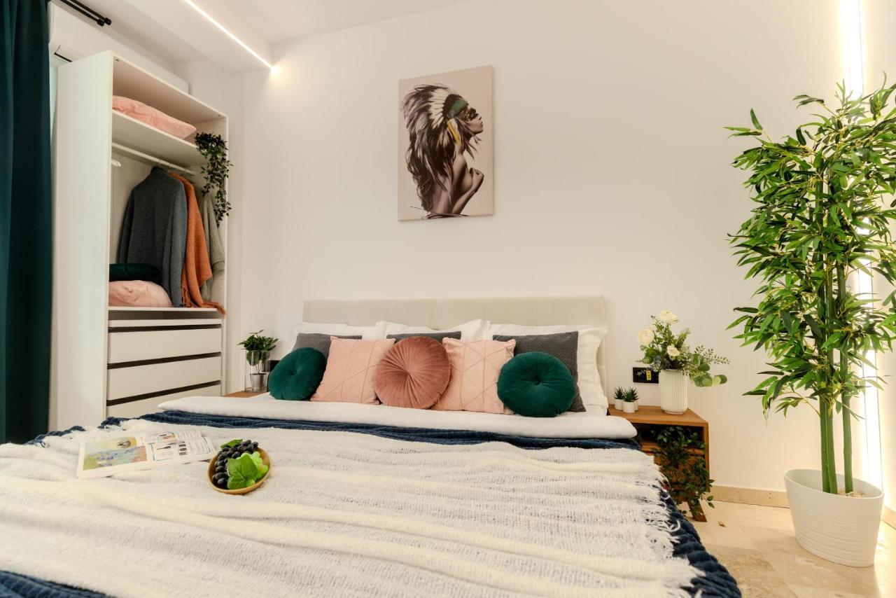 Luxury Living: Smart 2Br Apartment At Unirii Square Bucharest Exterior photo